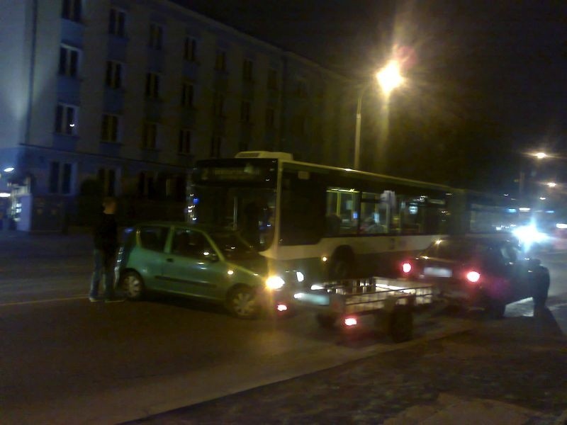 Zderzenie autobusu z seicento koło Madro