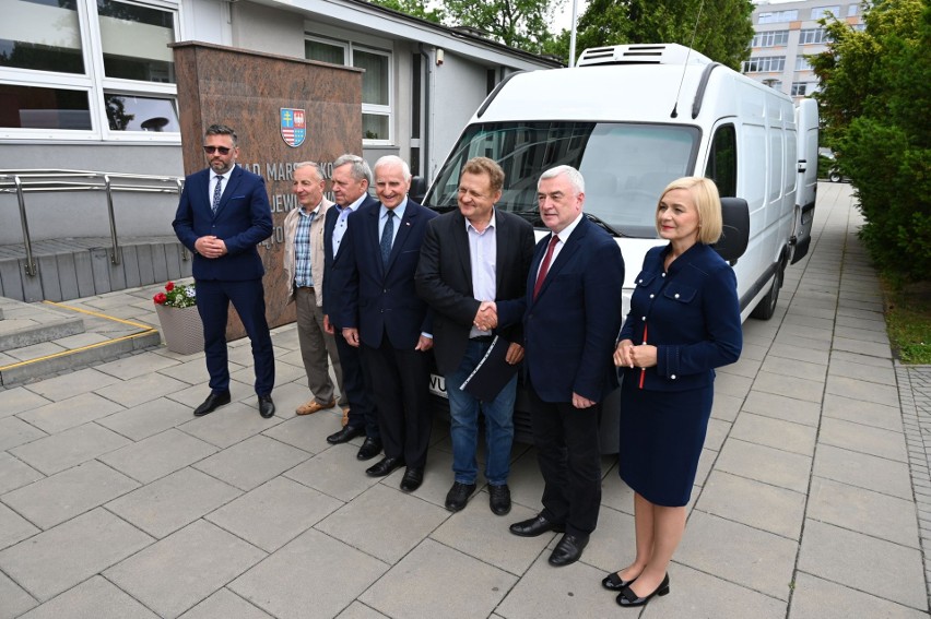 Chłodnia jedzie z Kielc na Ukrainę. Auto oficjalnie przekazali członkowie zarządu województwa świętokrzyskiego