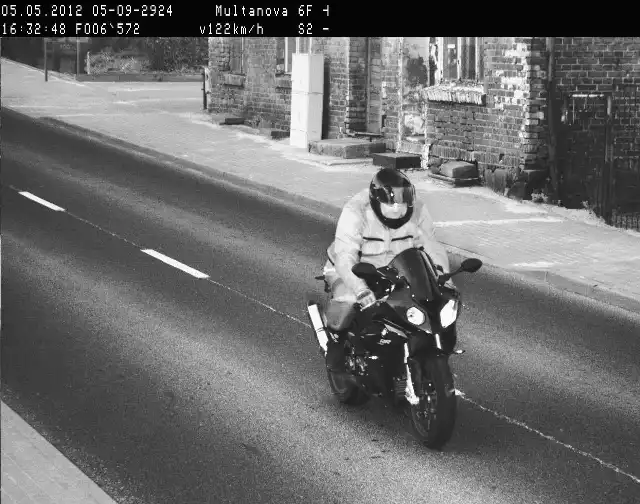 Szaleńczą jazdę motocyklisty po ulicach Białego Boru odnotował gminny fotoradar.
