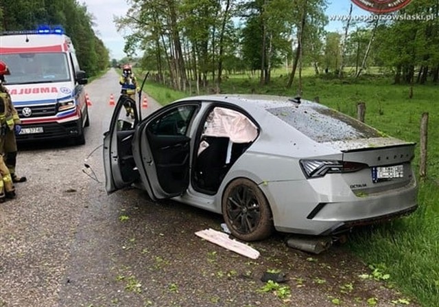 Wypadek skody octavii na drodze Kozłowice - Jamy. Samochód został mocno rozbity.