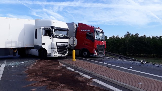 - Zgłoszenie o wypadku otrzymaliśmy o 5.30. Kierujący ciężarówką wyjeżdżając y z drogi A2 na K29 nie ustąpił pierwszeństwa prawidłowo kierującemu ciężarówką w stronę Zielonej Góry - mówi Magdalena Jankowska, rzeczniczka Komendy Powiatowej Policji w Słubicach. - Obaj kierowcy zostali przewiezieni do szpitala, sprawca wypadku jest na bloku operacyjnym - dodaje.Ze sprawcą wypadku jechał jeszcze pasażer, który nie odniósł większych obrażeń.Droga K29 jest całkowicie zablokowana w obu kierunkach i może to potrwać jeszcze kilka godzin. Na tę chwilę na miejscu zdarzenia policja prowadzi czynności. WIDEO: Wypadki w czasie wakacji. Policja stworzyła aktualizowaną mapę