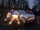 Wypadek na drodze Żary - Drożków. Doszło do zderzenia czołowego, jedną osobę strażacy musieli uwalniać za pomocą narzędzi hydraulicznych