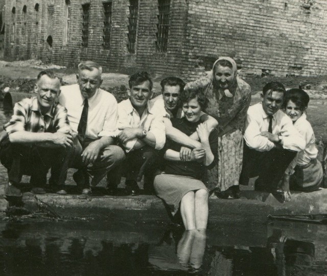 Mieszkańcy z ul. Włókienniczej 22a przy fragmentach nie istniejącej już kładki, 1964 r.