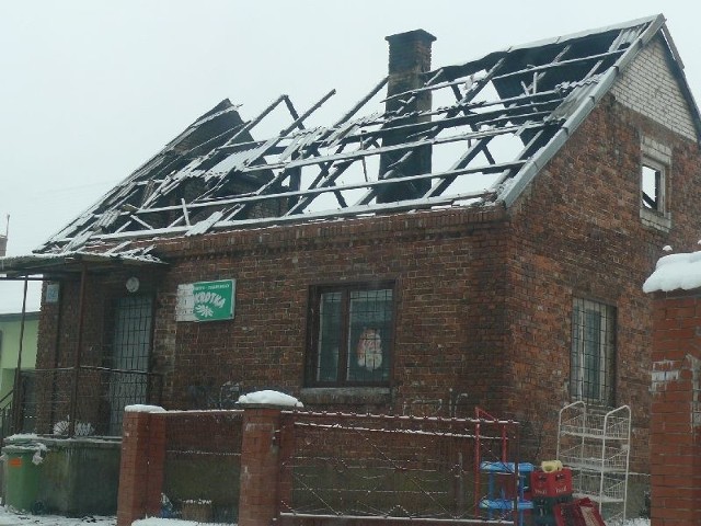 Spalony dach na sklepie Stokrotka w Czostkowie.