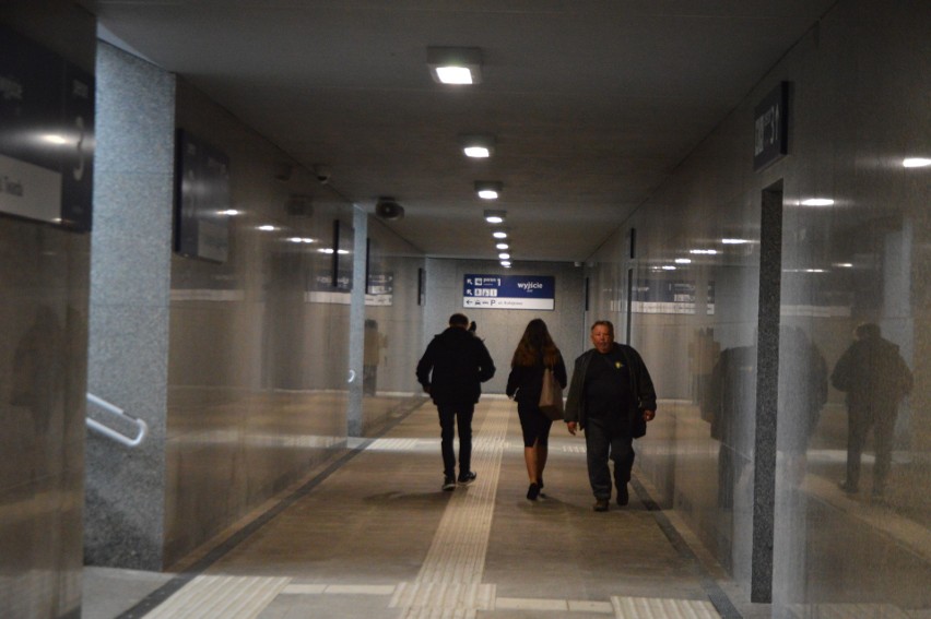 Koniec remontu dworca w Zgierzu. Więcej pociągów, bezpieczniej na torach. Oddano trzy nowe perony i tunel pod torami