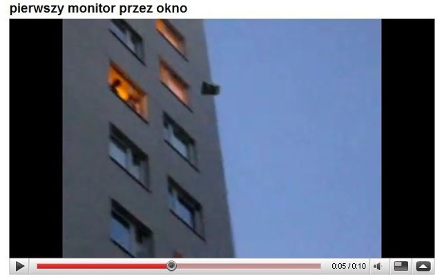 Monitor leci z okna akademika. Kadr z filmu na YouTube