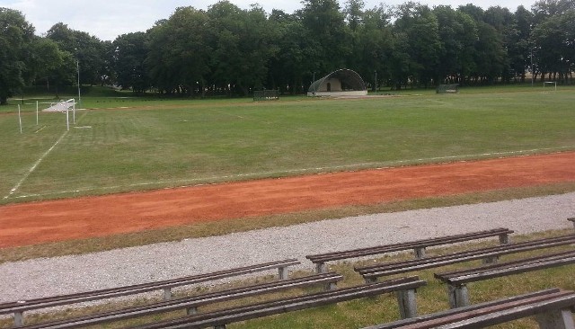 Na tym stadionie w Kluczewsku zmierzą się w najbliższą niedzielę zespoły samorządowców z sześciu gmin, powiatu i prawdopodobnie województwa.