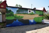 Nasz Kruk maluje u sąsiadów. W Kolumnie powstaje kolejny mural artysty z Pabianic ZDJĘCIA