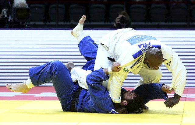 Teddy Riner (w białym stroju) zdobył w sobotę tytuł mistrza świata w kategorii +100 kg.