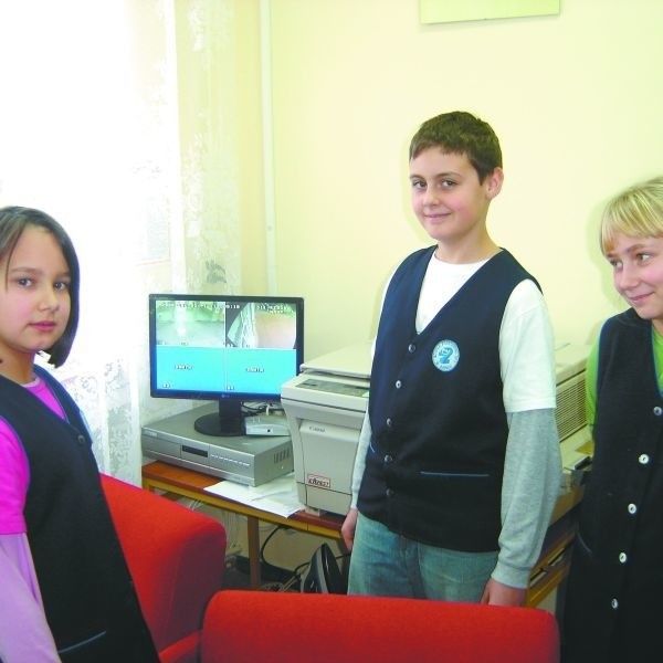 Dla dzieci kamery to atrakcja. Sylwia, Hubert i Paulina z SP nr 2 z zaciekawieniem przyglądają się obrazom na monitorze.