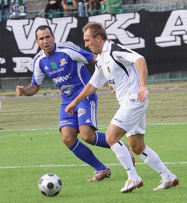 Piłkarze Stali (z prawej Cezary Czpak) wygrywali z Podbeskidziem Bielsko-Biała już 2:0, by przegrać mecz 2:4.