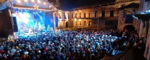 Zamkowy dziedziniec wyglądał bajkowo. Na koncert przyszły tłumy.