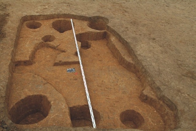 Dla laika to zwykłe dziury w ziemi. Dla archeologa to negatyw budynku mieszkalnego z okresu rzymskiego na stanowisku Rozbórz 27, na północny wschód od Przeworska, w pasie autostrady.