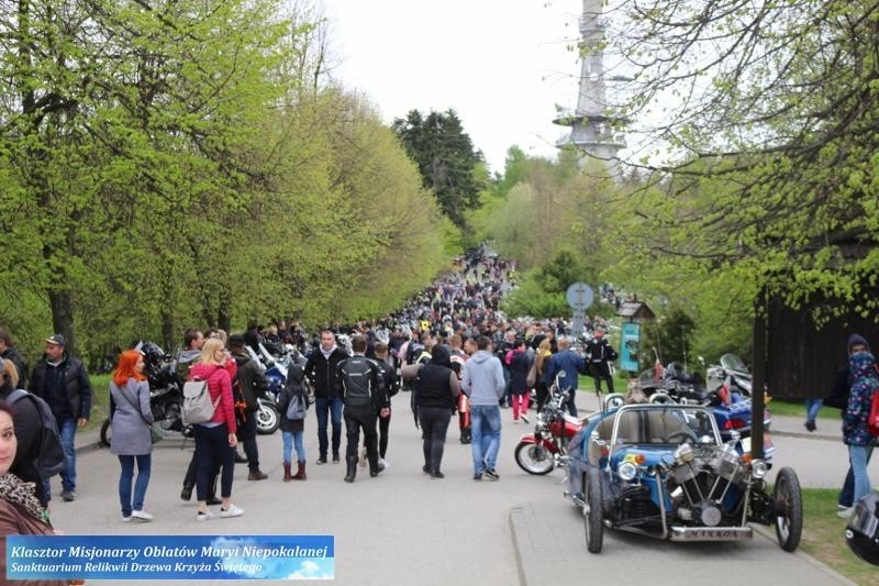 Na Świętym Krzyżu rozpoczęli sezon motocyklowy. Było 3,5 tysiąca miłośników jednośladów z Polski i zagranicy, wśród nich księża [ZDJĘCIA]