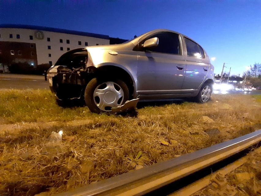 Wypadek przy mostach Dmowskiego. Samochód skosił znak i zatrzymał się na nim [ZDJĘCIA]