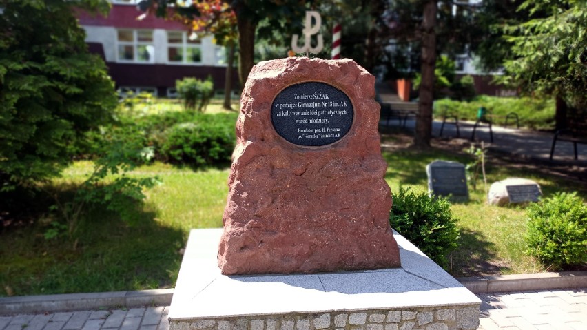 Pomnik poświęcony Armii Krajowej pod szkołą.
