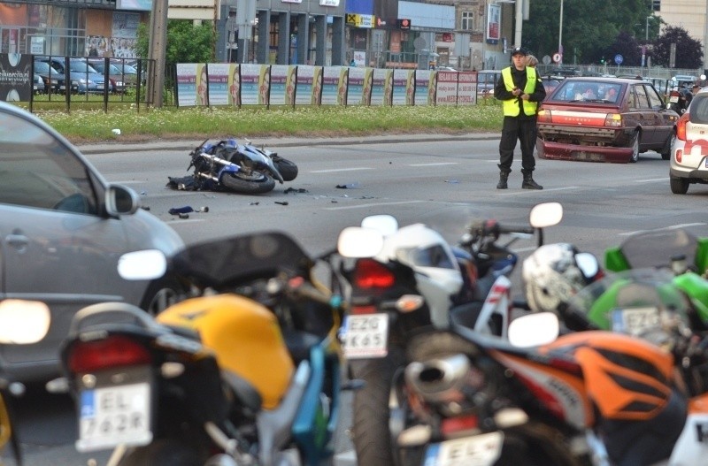 Wypadek motocyklisty na al. Piłsudskiego! Wjechał w poloneza caro [FILM, zdjęcia]