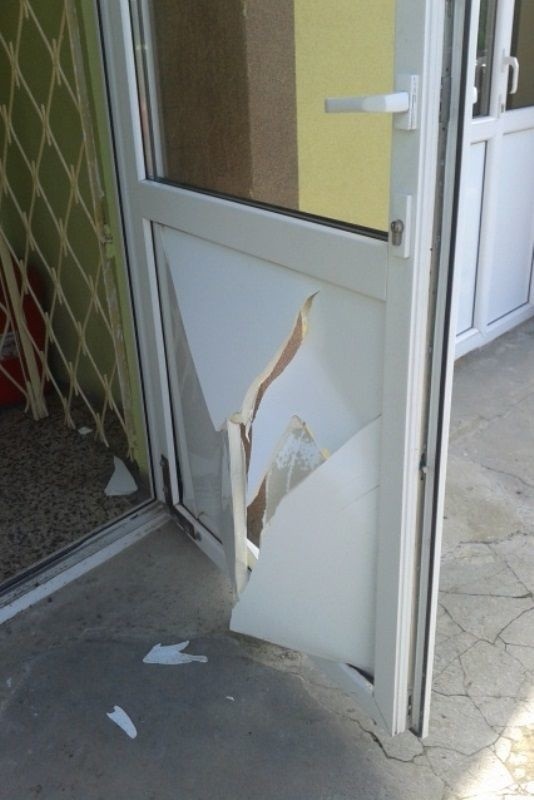 Drzwi sklepu uszkodzone po tym jak uderzył w nie ciągnik.