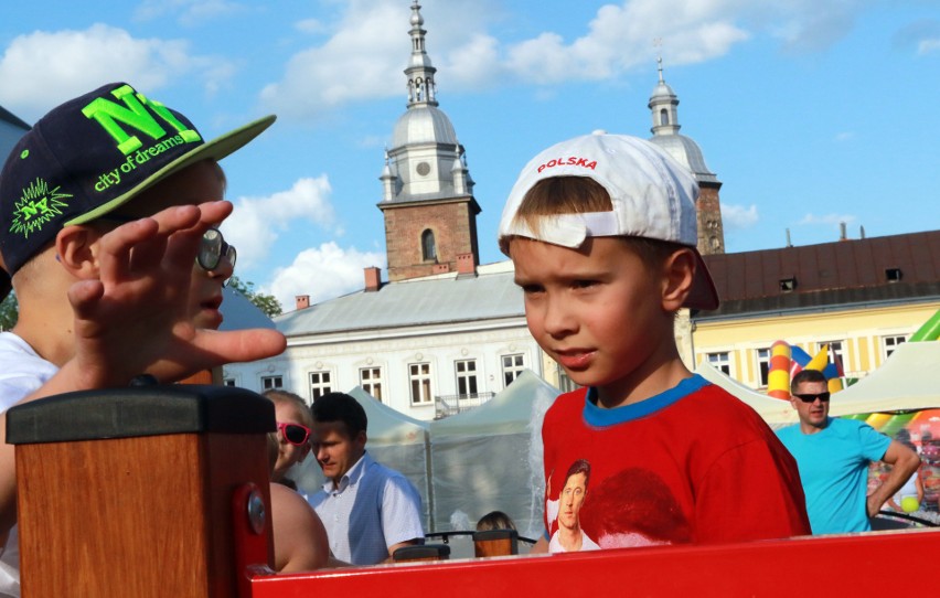 Nowy Sącz. Oblężony plac zabaw na rynku [ZDJĘCIA]