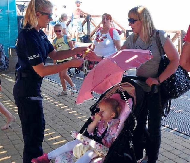 Kolejna akcja prewencyjna koszalińskiej policji, która w Mielnie - na promenadzie oraz na plaży, rozmawia z turystami oraz przypomina o zagrożeniach 