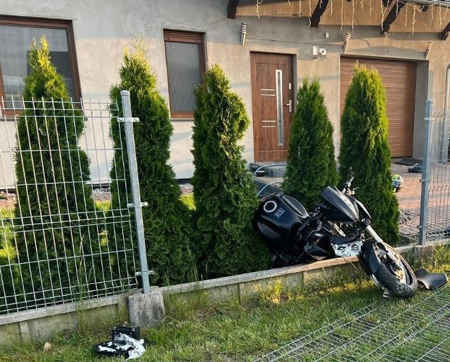 Motocyklista wjechał w ogrodzenie - odniósł obrażenia