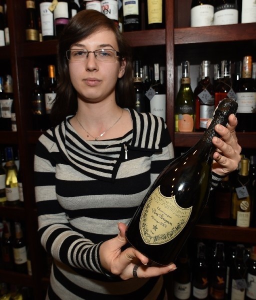 – Butelka szampana Dom Perignon kosztuje 790 zł, kupuje go...