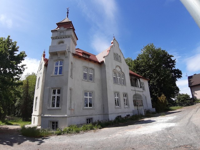 Remontowany 120-letni pałac w Kozłowicach.