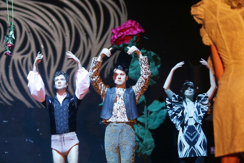 Scena Teatru im. Juliusza Osterwy zatonie w różach. Przed nami premiera spektaklu „jestem lekka jak rzęsa wiatru. pienię się. jestem piana”