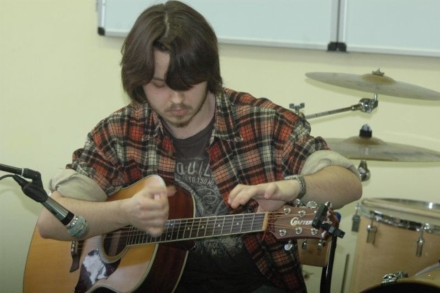 Jednym z uczestników konkursu był Paweł Dudzicki, jest on studentem PWSZ. Wykonał kilka utworów na gitarze.