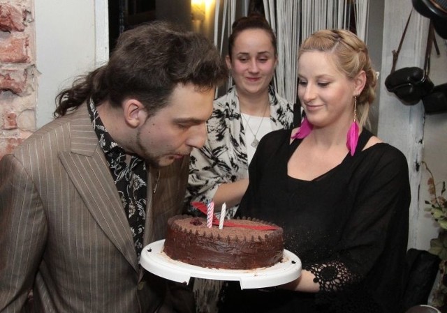 Wernisaż Edwina Zielińskiego odbył się w kawiarni Czarne Pożądanie w dzień urodzin autora zdjęć.