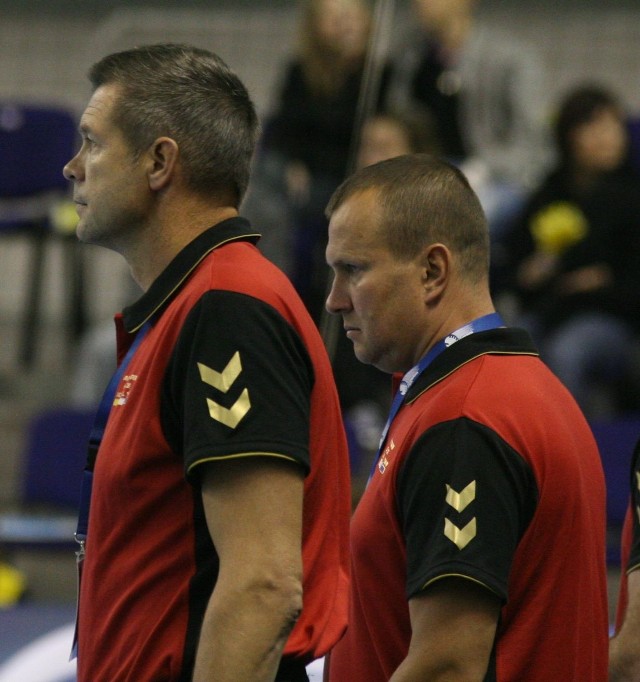 Bogdan Wenta (z lewej) i drugi trener Vive Targi Kielce, Tomasz Strząbała.