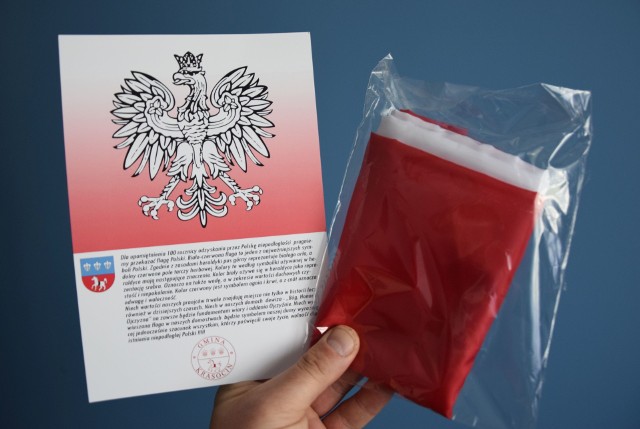 Do każdego domu w gminie Krasocin trafiły w kopertach flagi Polski i listy okolicznościowe.