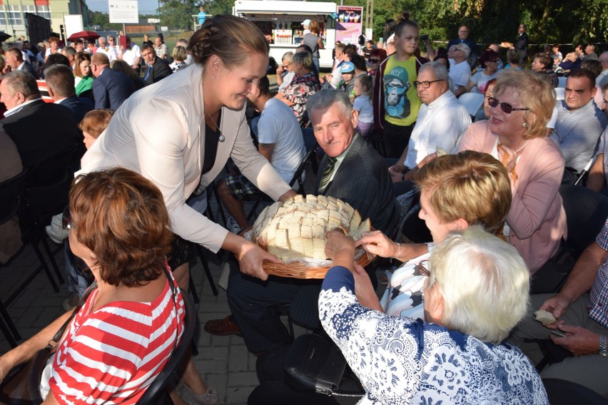 Dożynki w Lubostroniu. Wyróżnienia, przemówienia, dzielenie...