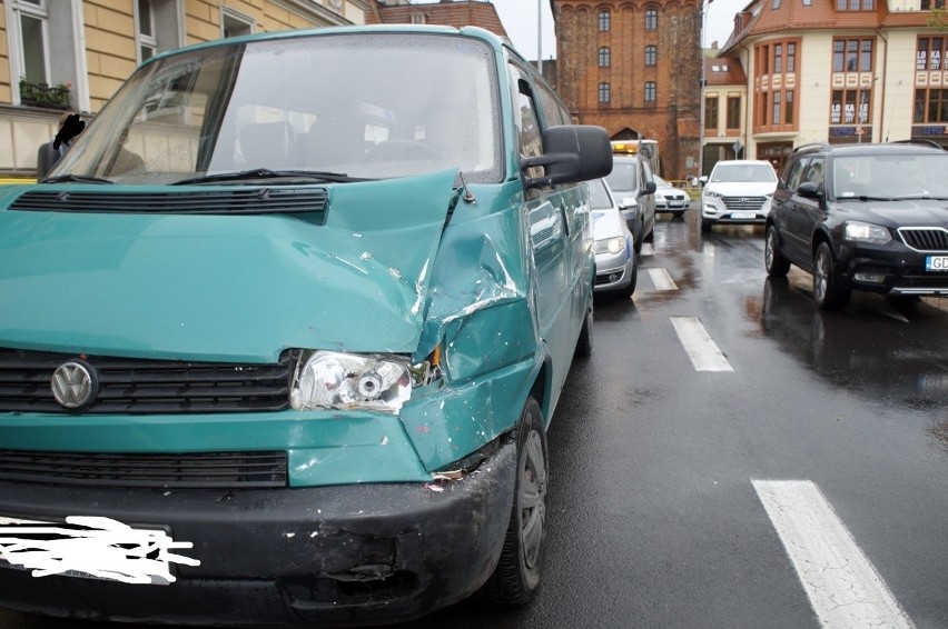 Kolizja samochodu za autobusem na ul. Anny Łajming w Słupsku