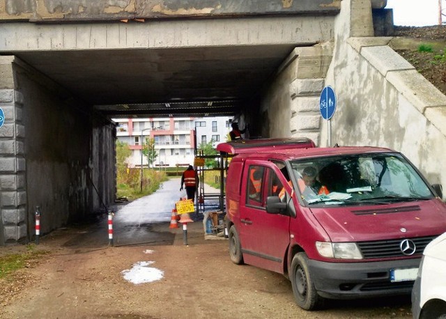 Wiadukt przy ul. Pawiej został zamknięty dla ruchu samochodowego w ubiegłym roku. Teraz jeżdżą tam tylko rowery