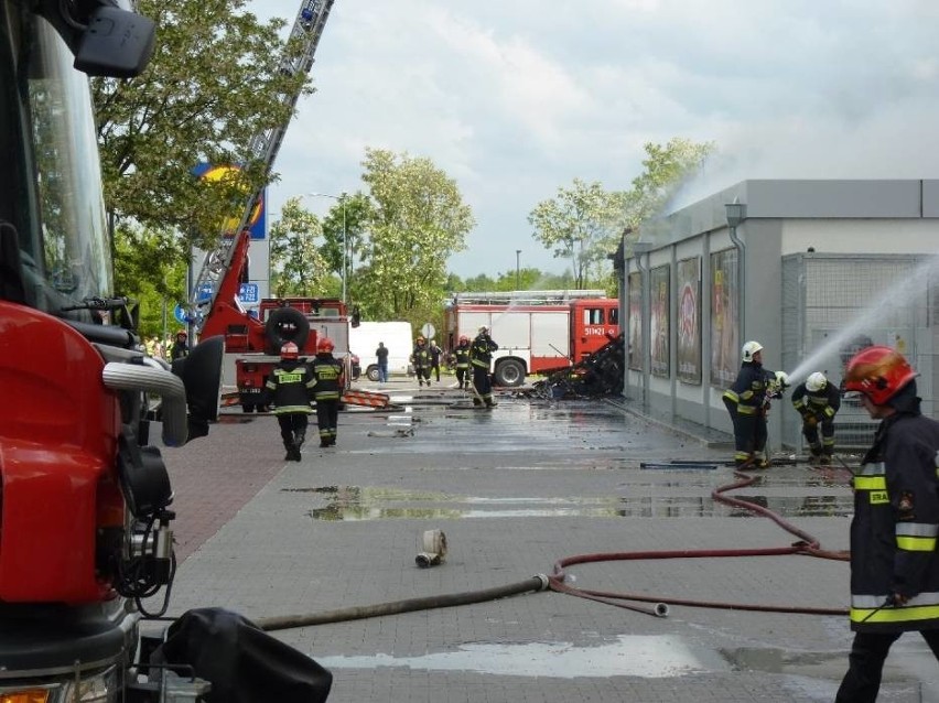 Pożar Lidla w Radomsku. Płonie niemiecki supermarket.