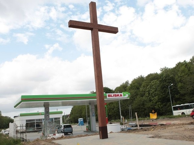 Krzyż, który stanął przed budowaną stacją zdziwił okolicznych mieszkańców. 