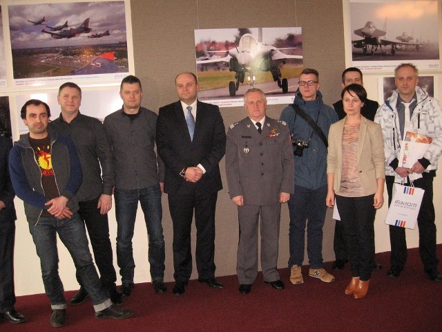 Oto laureaci konkursu - w środku gość, generał Jerzy Fryczyński i prezydent Andrzej Kosztowniak.