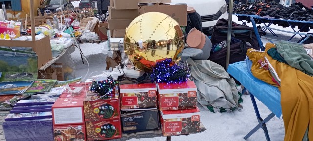 Na targu w Jędrzejowie widać zbliżające się święta Bożego Narodzenia. W czwartek 15 grudnia kupujący mogli przebierać w ofertach choinek, bombek i stroików. Jakie były ceny?Więcej sprawdzisz na kolejnych slajdach >>>