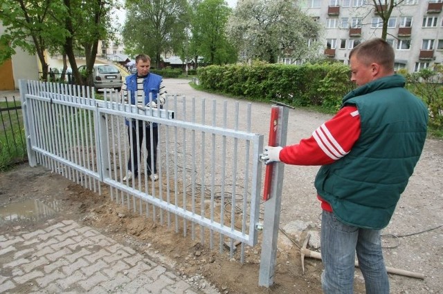 Po latach zupełnej samowolki i tragedii, do której doszło 16 marca, kierowcy nie będą już mieli możliwości wjazdu na teren przed halą.