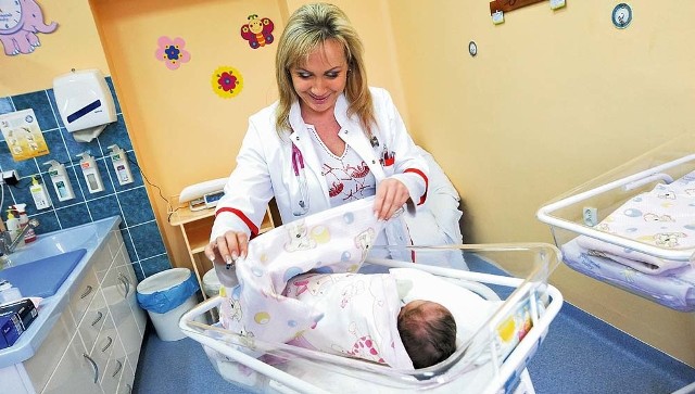 Po wstępnych badaniach lekarze stwierdzili, że dziewczynka jest zdrowa. Waży ponad 3,5 kg i ma 56 cm długości. Je bardzo chętnie, jest też bardzo spokojna. 