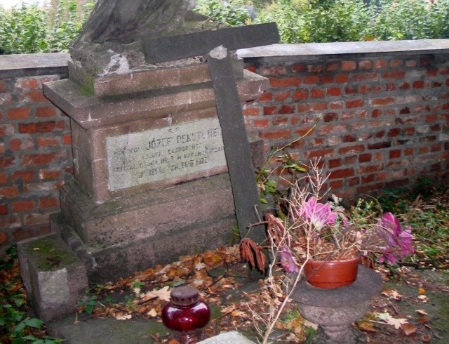 Nagrobek podporucznika Józefa Dekutowskiego znajduje się tuż przy murze, niedaleko kaplicy.