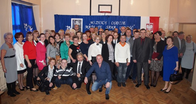 Uczestnicy jubileuszowych uroczystości w Specjalnym Ośrodku Szkolno-Wychowawczym w Jędrzejowie.