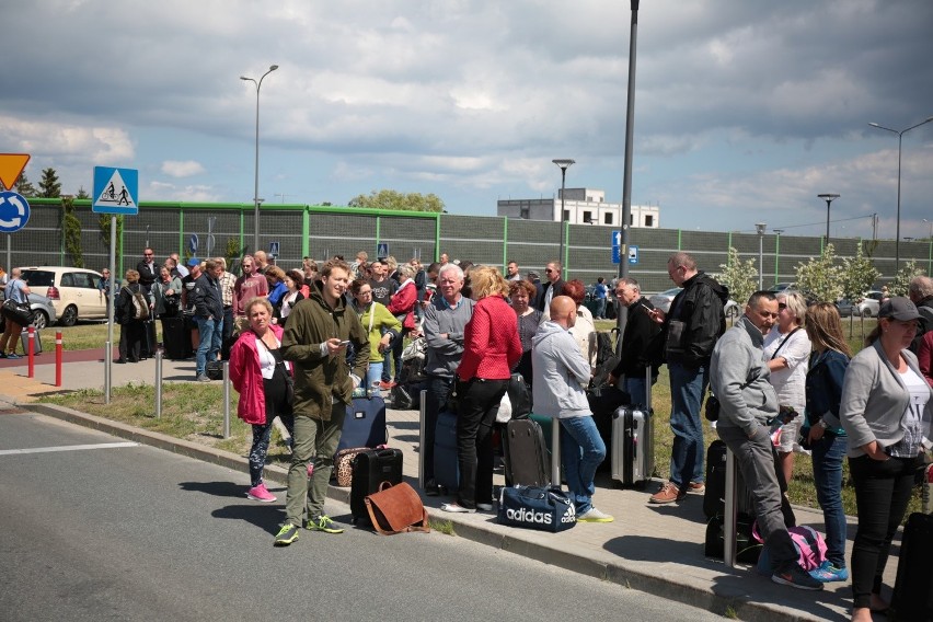 Ewakuacja pasażerów z gdańskiego lotniska. Znaleziono podejrzany pakunek? [ZDJĘCIA]