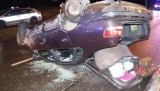 Wypadek w Bytomiu na DK11 w Bytomiu. Jeden samochód dachował, drugi uderzył w latarnię