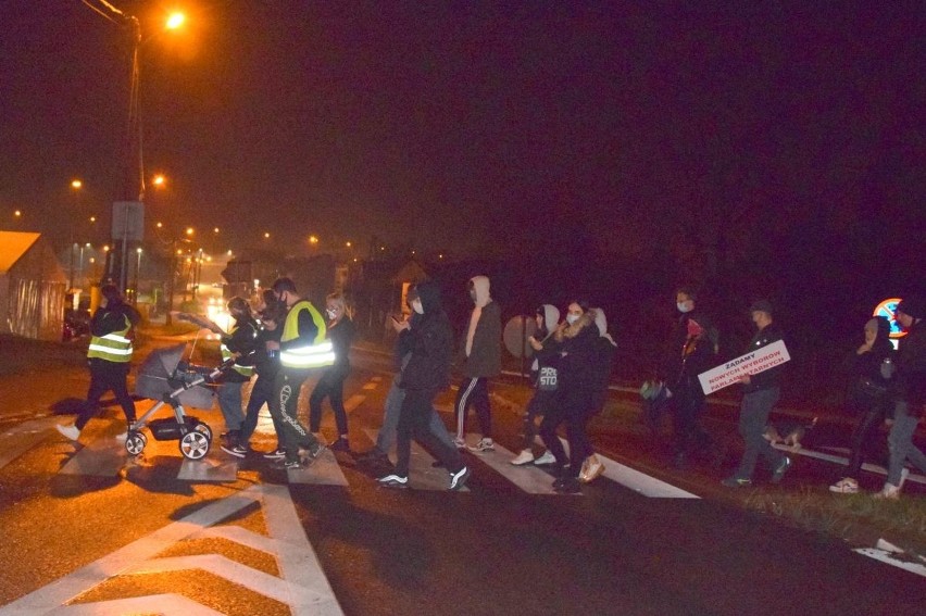 Kolejny protest kobiet w Starachowicach. Maszerowało kilkanaście osób [ZAPIS TRANSMISJI]