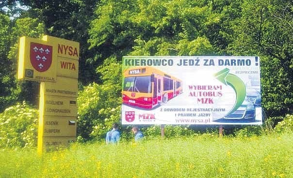 Informacje o promocji dla kierowców znajdują się na billboardach wjazdowych do Nysy. Kierowcy przekonali się, że warto korzystać z komunikacji miejskiej w tym mieście. Zbiorowakomunikacja publiczna to przyjazna wobec człowieka i środowiska naturalnego forma transportu i do takiej zachęcają władze gminy Nysa.