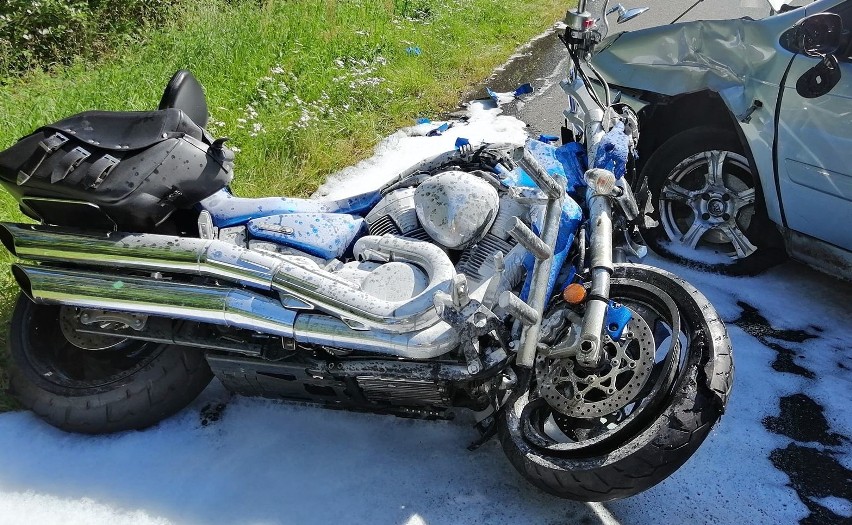 Wypadek pod Wyszkowem. W Tumanku samochód osobowy zderzył się z motocyklem. 8.08.2020. Zdjęcia