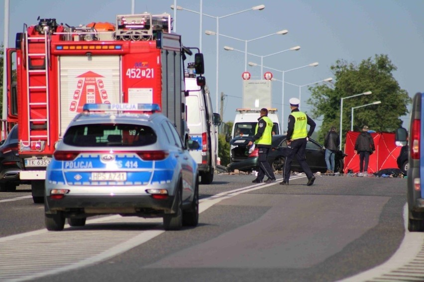 W wypadku pod Ostrowcem zginęło pięć osób, szósta walczy o życie. Zatrzymany kierowca mercedesa