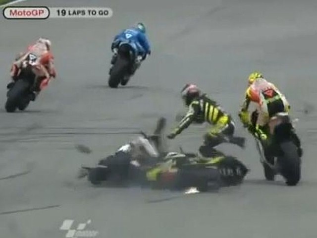 Tak wyglądał wypadek, w którym zginął Marco Simoncelli. Najechało na niego dwóch motocyklistów.